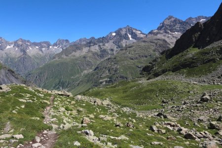 Retour par le GR, dans un décor grandiose...