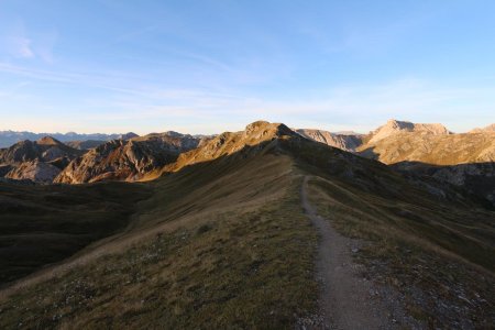 Le Monte Pelvo dans le rétro, en allant vers le Colle Sibolet.