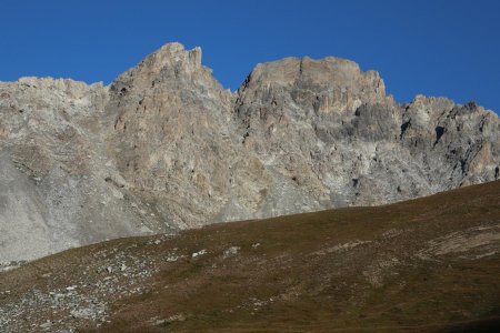 La grande muraille du Rocher de l’Eissassa. 