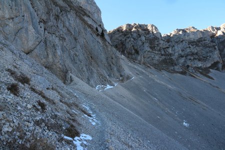 Le long des falaises en bas du pas de Berrièves, dans le rétro.