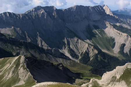 Face à la Tête de Vachères et la crête de la Rama