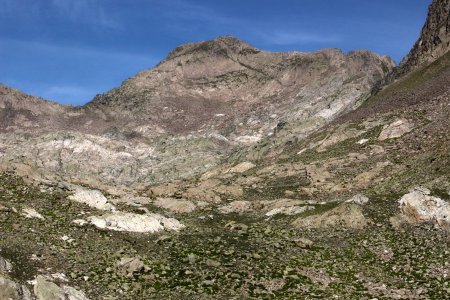 Dans la combe, vue sur le Pic de l’Agnelin