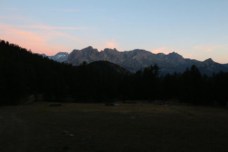 Premiers rayons sur l’Ailefroide, avec Montbrison devant.