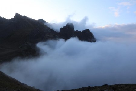 Débâcle de la nebbia sur le Monte Castello, dans le rétro.