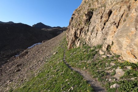 Sentier après la brèche.