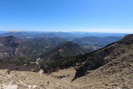 Montagne d’Aujour au centre.