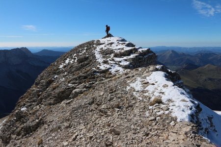 Au sommet de la Tête de Vallon Pierra.