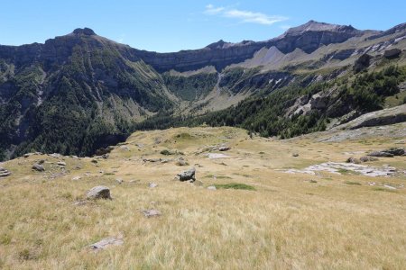 Descente avec la Prouveyrat, le Pic du Clot Lamiande et la Pointe Sud de la Vénasque.