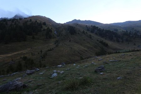 Je suis monté tout droit. Le «sentier» passe plus à droite.