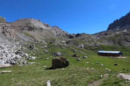 Le refuge de Chambeyron et l’Aiguille homonyme.