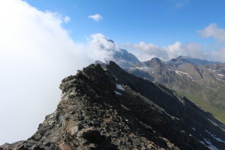 Vue au sud, le Viso bataille avec les nuages.