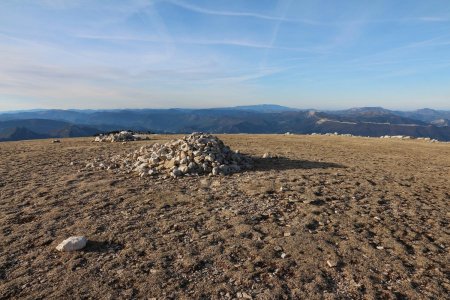 Le sommet du Dôme avec le Ventoux à l’horizon.