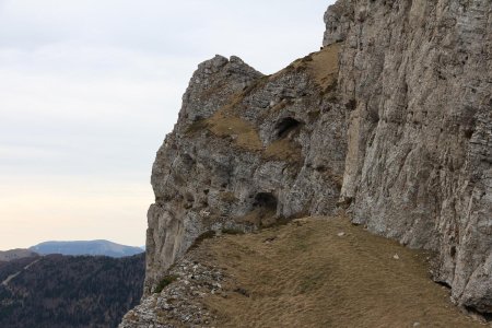 Baumes dans les contreforts du Veyou.