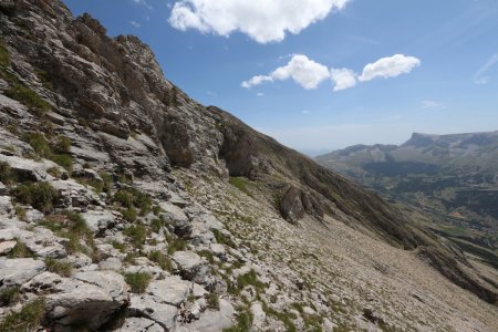 On contourne l’antécime par le bas.