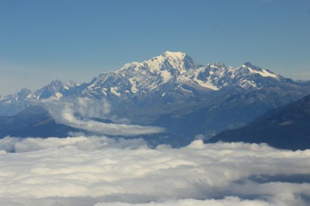 Par dessus les nuages le Mont blanc