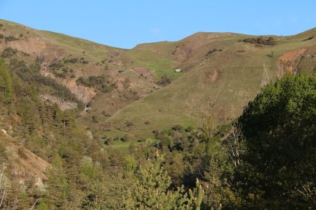 Le refuge du Seignas là-haut.