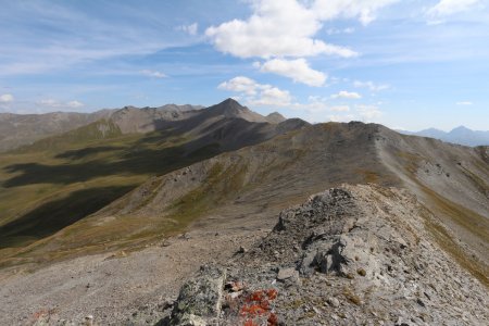 Dans le rétro, le Petit Rochebrune s’éloigne.