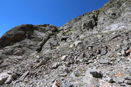 Dans le rétro : la descente de la barre rocheuse pour rejoindre le couloir du col de la Combe Madame.