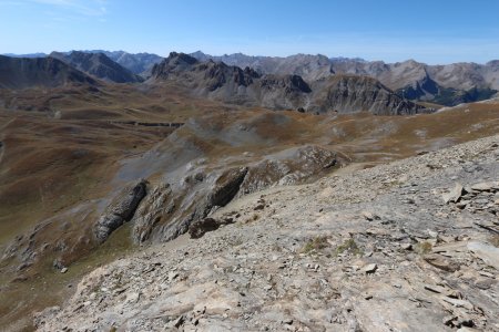 Descente plein sud pour contourner les barres rocheuses.