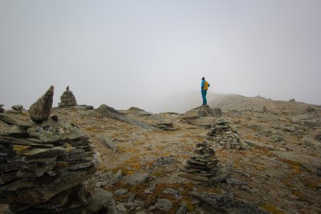 Au sommet au milieu des multiples cairns.