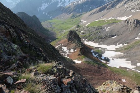 Vue plongeante sur le vallon du col des Chevrettes et le refuge...