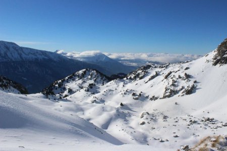 Belle combe neigeuse à emprunter