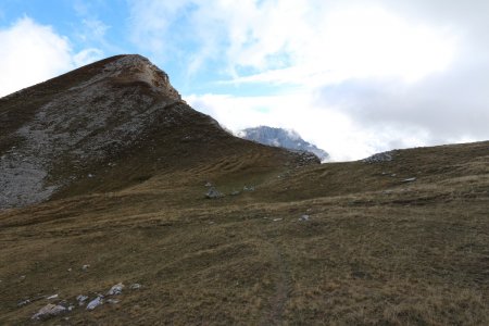 Au col de Charnier avec la Tête des Vautes et la crête des aiguilles de Vachères, derrière.