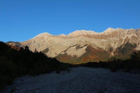 La grande muraille dévoluarde, avec la Cavale, le Nid, le Rougnou et l’Aupet, vue de Tréminis.