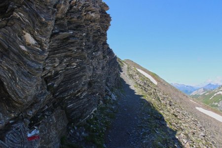 Le sentier taillé dans la roche