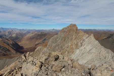 Le Pic Nord du Péouvou avec les Écrins et le Pic de Rochebrune.