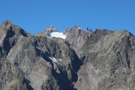 La Grande Ruine au fond ! 