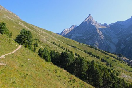 Deuxième jour - Début de montée face à l’Aiguille Doran