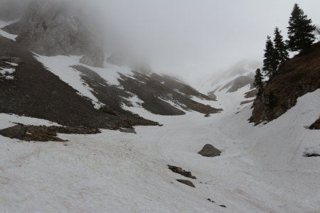 Dans le ravin des Aiguilles à l’approche du couloir que l’on peut distinguer malgré le brouillard.