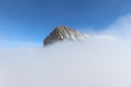 La Tête de Vachères  en proie avec les nuages.