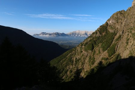 La rive droite de la combe de la Valette avec le Dévoluy au fond.