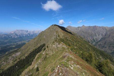 Dans le rétro de plus haut avec le Cuchon en bout de crête.