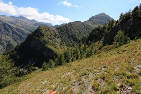 Fin du contournement. On peut rejoindre à vue le pas de l’Escalier où remonter sur la droite (hors cadre) pour rejoindre la crête.