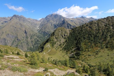 En bas, le pas de l’Escalier. Vue sur le Vieux Chaillol.