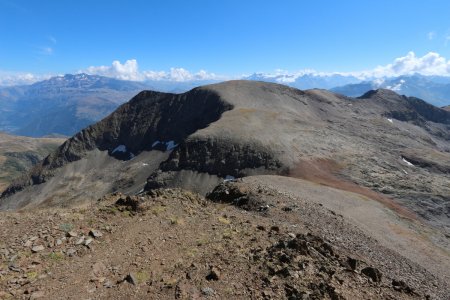 Descente vers le col avec la Pyramide.