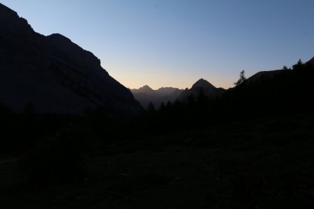 Lever de soleil dans le rétro.