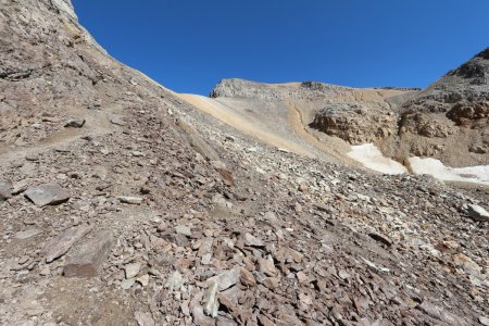 On va effectuer une traversée sous la barre rocheuse sommitale du Mont Thabor.