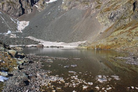Lac de Belledonne, couvert d’une fine couche de glace
