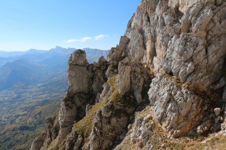 Une petite arche se dissimule dans les falaises.