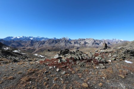 De la crête, les Cerces dépassés par les Écrins, avec les Aiguilles d’Arves.