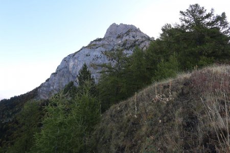 On peut distinguer le début de la grande vire des Traverses.