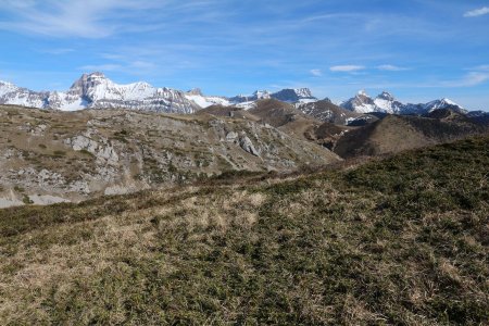 Sur la crête de Côte Belle avec la grande barrière dévoluarde.