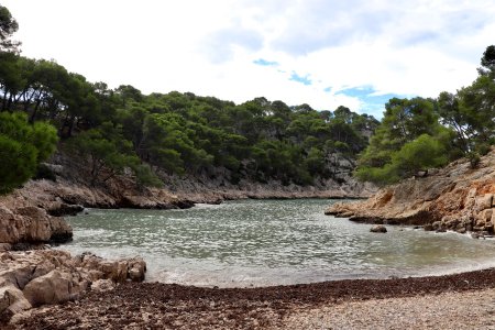 Le matin, le calme règne encore sur la Calanque de Port Pin.