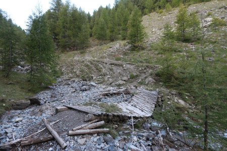 La passerelle défoncée à la traversée du torrent de Courrouit.