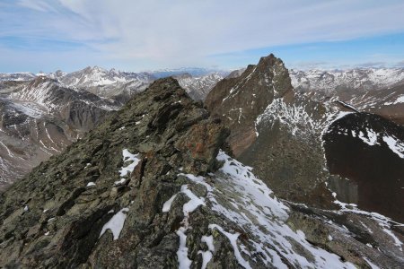 Sur l’arête sommitale avec le Pic du Pelvat !