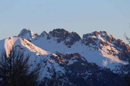 Lever de soleil sur le Pic de Rochebrune et la crête de Croseras.